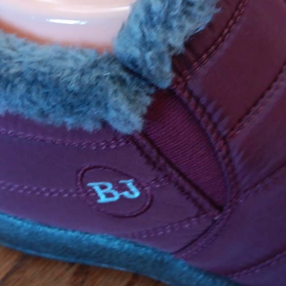 BJ WINTER SNOW SHOES it fits more like a. 7 1/2 . - Picture 3 of 6